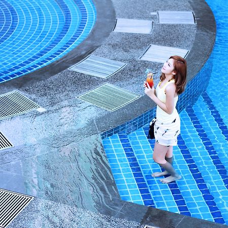 Ksl Hotel & Resort Johor Bahru Exterior photo A woman at the pool