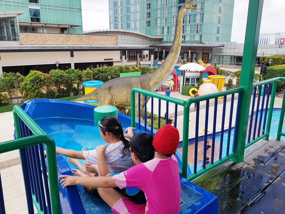 Ksl Hotel & Resort Johor Bahru Exterior photo Dinosaurs at the park