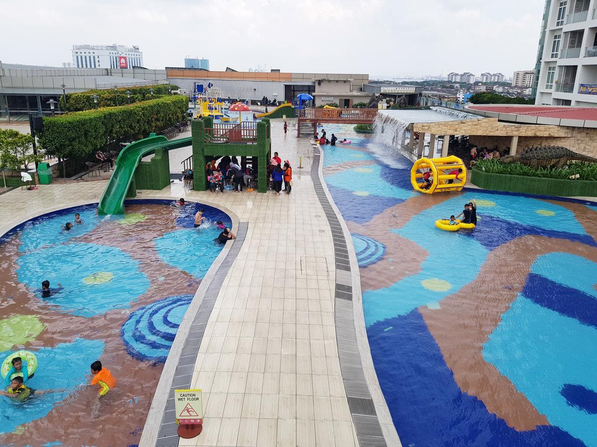 Ksl Hotel & Resort Johor Bahru Exterior photo The swimming pool at the hotel