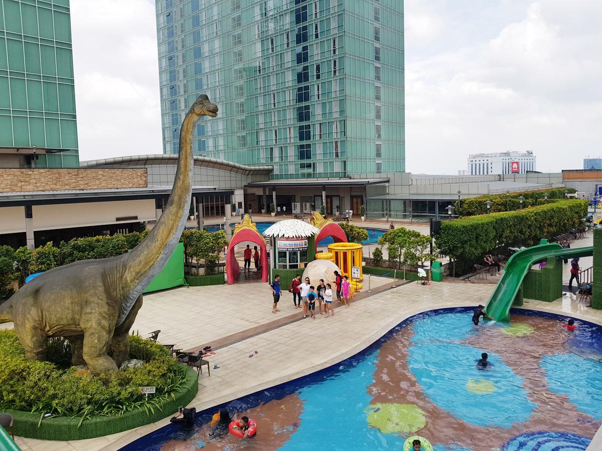 Ksl Hotel & Resort Johor Bahru Exterior photo The park's swimming pool