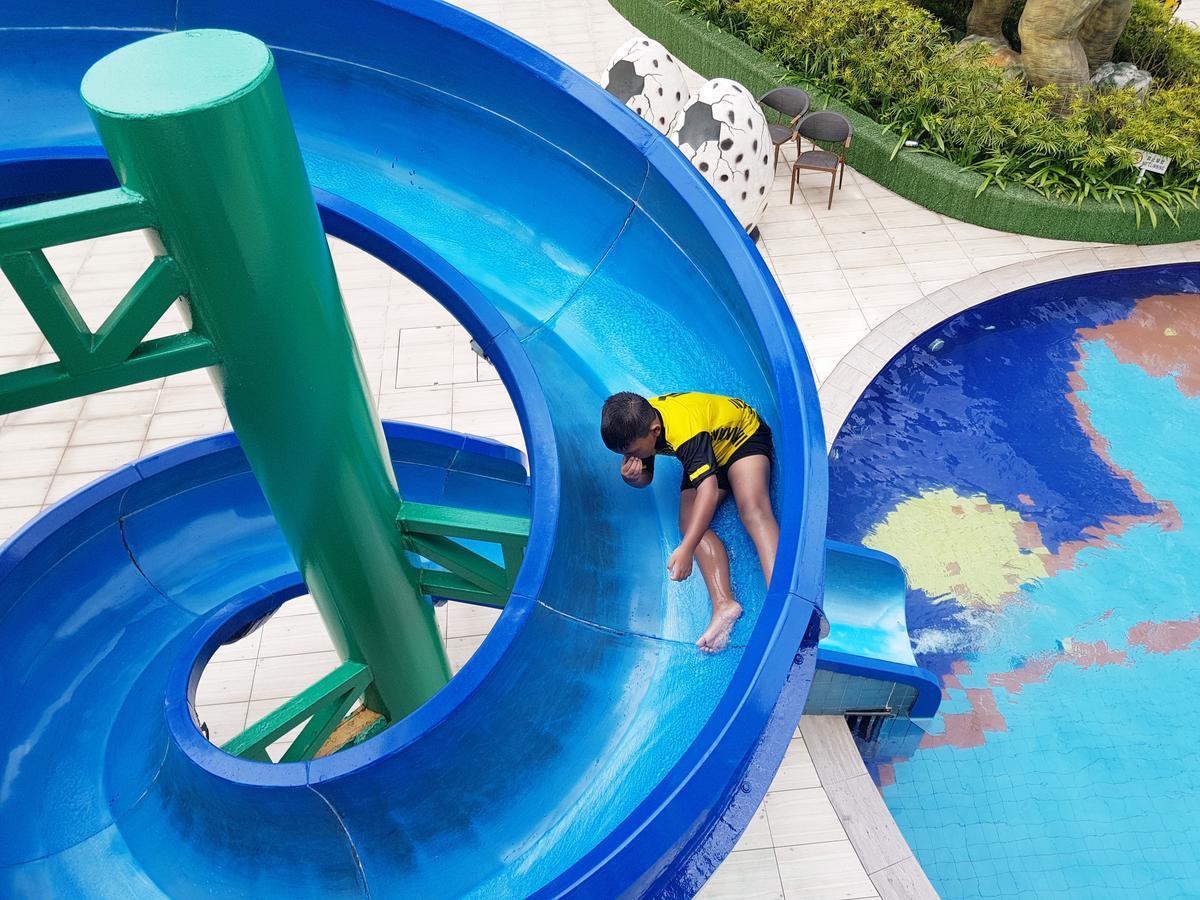 Ksl Hotel & Resort Johor Bahru Exterior photo A child playing on a water slide